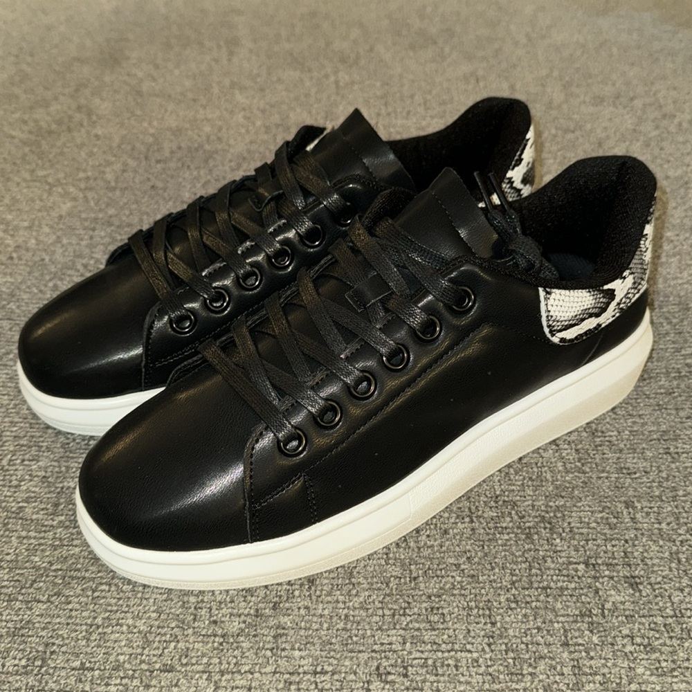 Seven7 Miki Sneaker NWT